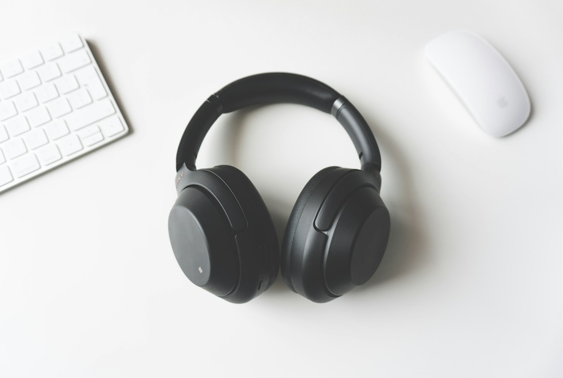 Fones de ouvido sobre uma mesa